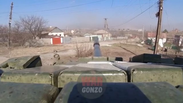 Rosyjski czołg w akcji w Mariupolu.