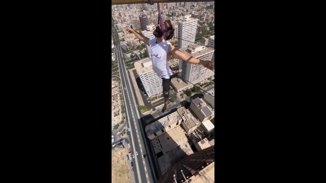 Zawisł 100 m nad ziemią na szyi, żeby nagrać filmik [WIDEO]