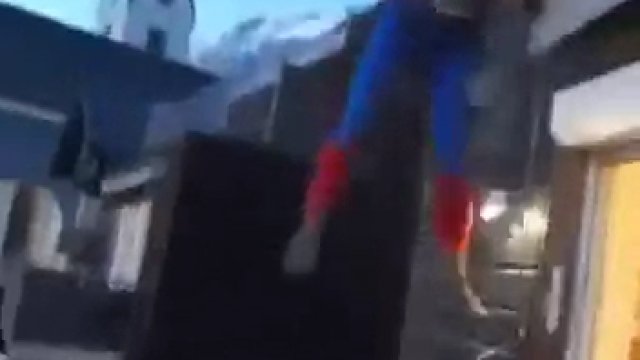Spiderman, akordeonista, akrobata