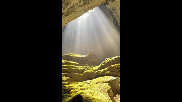 Hang Son Doong - największa jaskinia świata w Wietnamie [WIDEO]