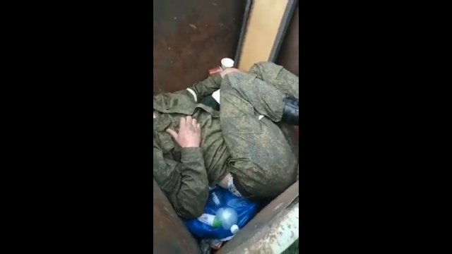 Rosyjski żołnierz został znaleziony nachlany w... śmietniku