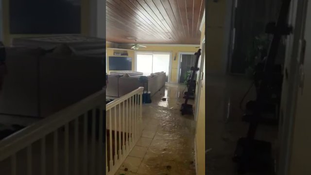 Woda dociera na pierwsze piętro domu podczas huraganu Dorian