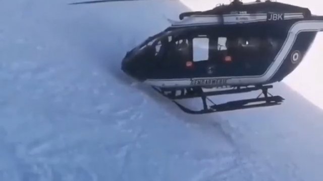 Misja ratunkowa w Alpach wymagała od pilota helikoptera wykonania niecodziennego manewru