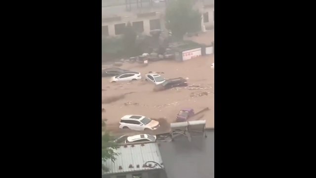 Samochody były rzucane jak zabawki. Dramatyczne nagrania z powodzi w Chinach