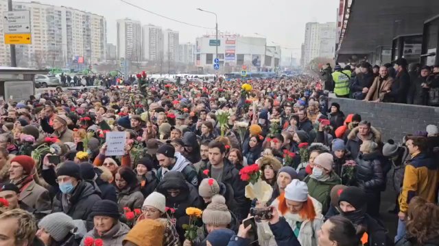 Odważny tłum na pogrzebie Nawalnego w Moskwie [WIDEO]