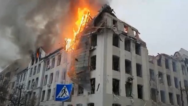 Uderzenie w budynek komendy regionalnej policji w Charkowie