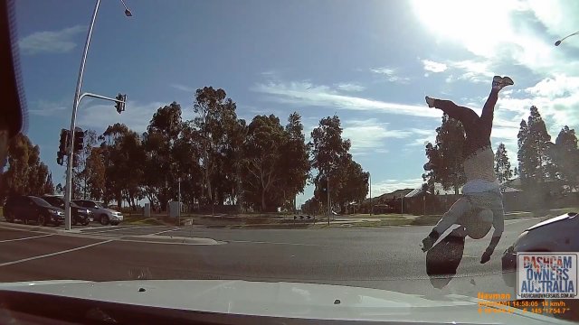 Motocykl uderza w samochód po przejechaniu na czerwonym świetle