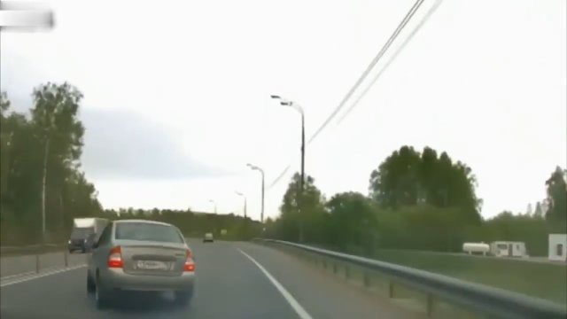 Szeryf drogowy kasuje swoje auto podczas próby dawania lekcji