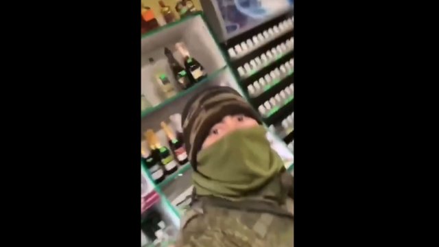 Rosjanie wyzwalają sklep od faszyzmu i butelek z alkoholem