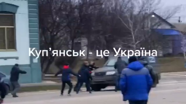 W Kupjansku ludzie rzucili się do samochodu z rosyjskim wojskiem, który zabrali cywilom