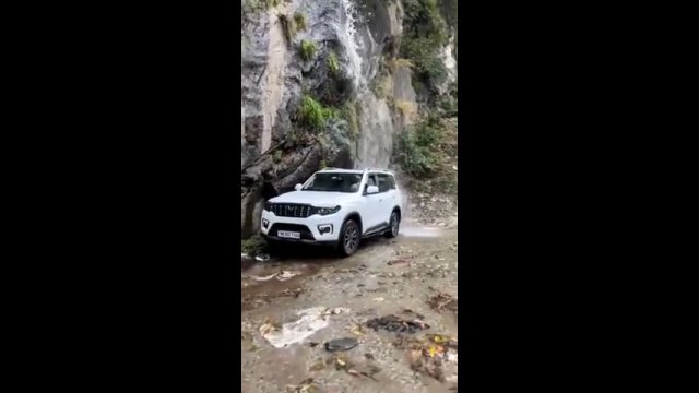Facet chciał sprawdzić szczelność swojego SUV-a i wjechał pod wodospad
