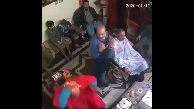 Znudzony klient podpalił sobie głowę w salonie fryzjerskim