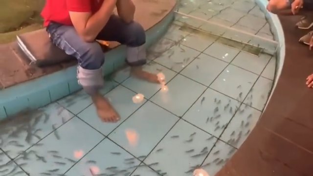 Facet poszedł do rybnego SPA, ale ryby omijały jego stopy