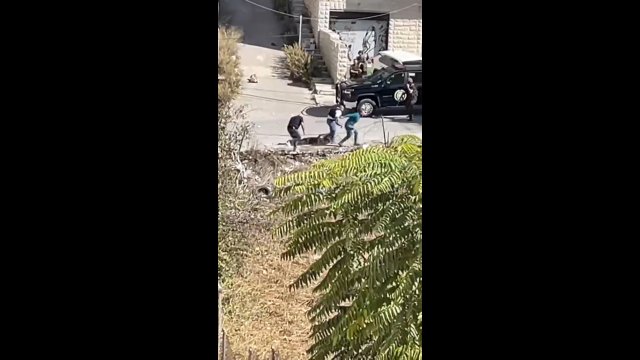 Palestyński policjant został zastrzelony na ulicy. Wszystko na oczach jego kolegów... [WIDEO]