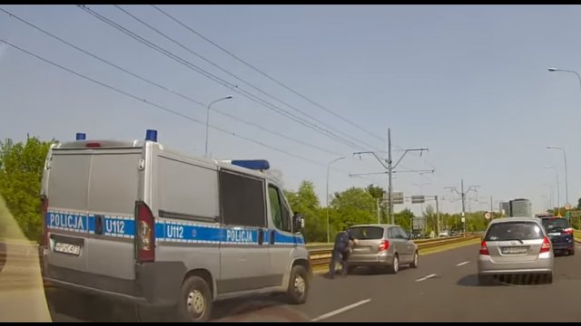 Pomocna dłoń policjanta z Poznania. Załamany kierowca Skody nie mógł uruchomić auta
