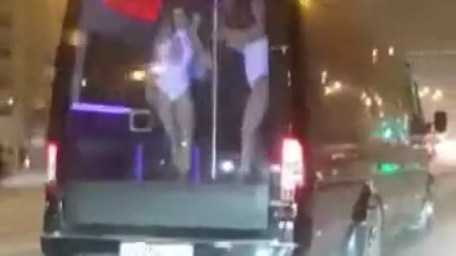 W Rosji po ulicach jeżdżą mobilne kluby ze striptizem
