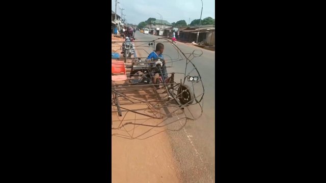 Pewien Nigeryjczyk zbudował własny samochód ze złomu