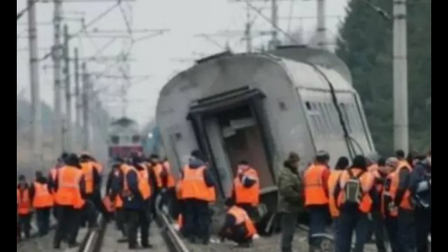 Wypadek w Rosji. Pociąg pasażerski wypadł z torów [WIDEO]
