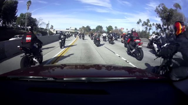 Gang motocyklowy na autostradzie