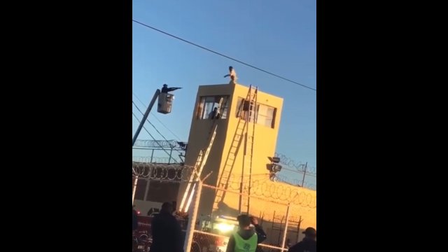 Więzień skacze z dachu wieży w Meksyku