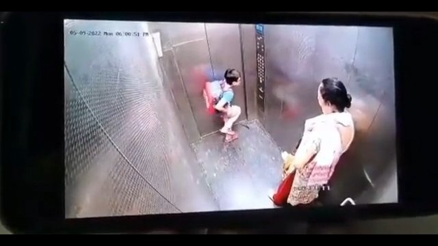 Pies ugryzł dziecko w windzie w Indiach