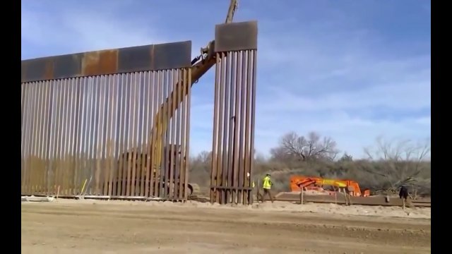Teksas rozbudowuje mur na granicy z Meksykiem [WIDEO]