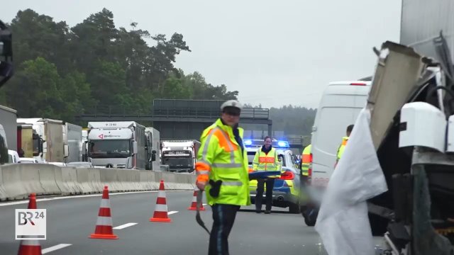 Niemiecki policjant oducza kierowców robienia zdjęć wypadku w czasie jazdy
