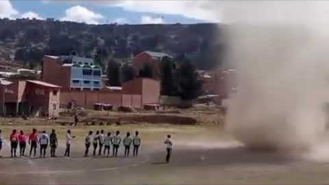 Trąba powietrzna przerwała mecz piłki nożnej w Boliwii