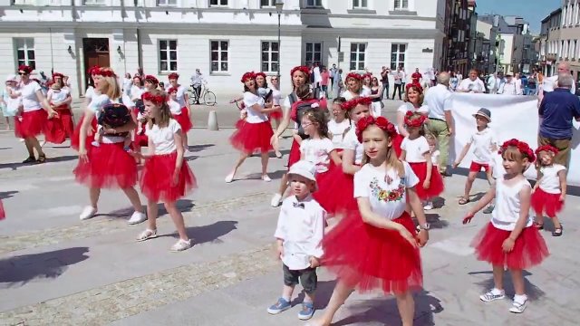 Taniec grupy Macierzanek na marszu dla życia w Kielcach