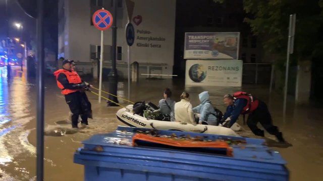 W Nysie trwa ewakuacja szpitala miejskiego. W ten sposób transportują pacjentów