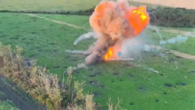 Rosyjski czołg doznał spektakularnej eksplozji po trafieniu
