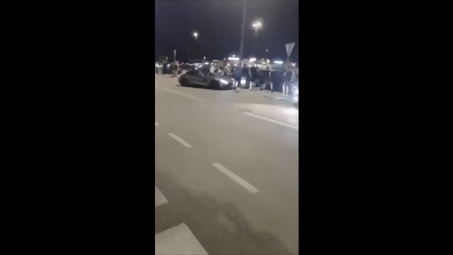 Nastolatek wjechał w tłum ludzi, próbując popisać się sportowym autem swojego ojca