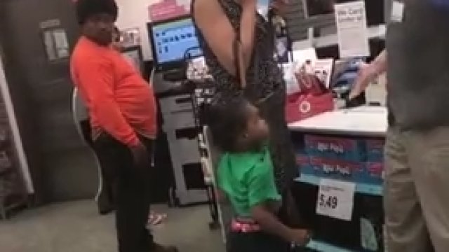 Matka wyrzucona ze sklepu, bo nie potrafiła upilnować dziecka
