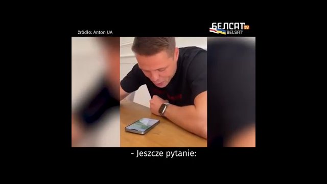 Ukraiński żołnierz dzwoni na rosyjski posterunek policji
