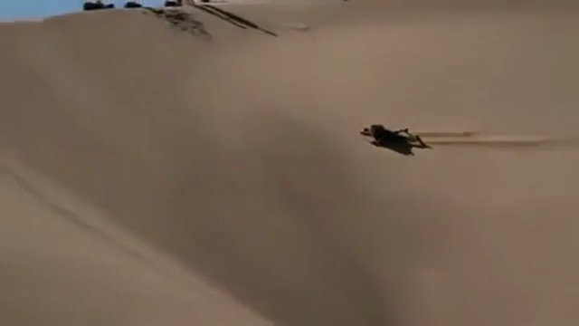 Facet zjeżdżał na desce z piaszczystych wydm