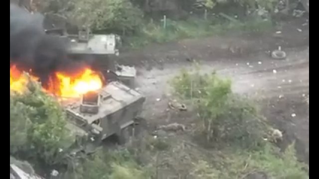 Rosyjski T-80 zniszczył dwa ukraińskie MRAP-y w obwodzie donieckim.