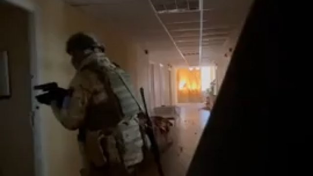 Żołnierze ukraińscy oczyszczają budynek.