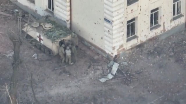 Ukraiński M113 Medevac ratujący rannych żołnierzy z linii frontu