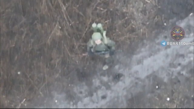 Rosyjski żołnierz został zaskoczony zrzuconym z drona granatem