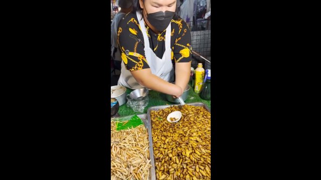 Tajski kucharz uliczny przygotowuje posiłki mimo braku dłoni