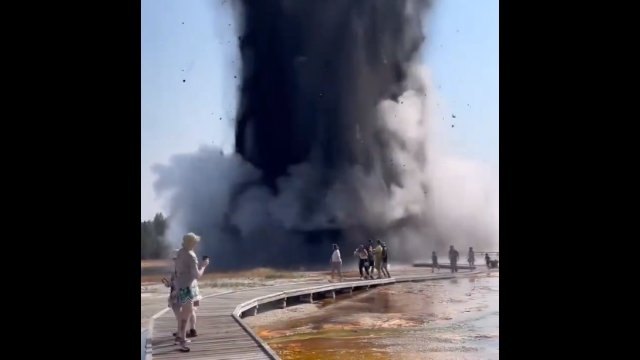 Duży wybuch gejzeru w Parku Narodowym Yellowstone. Turyści uciekali w panice