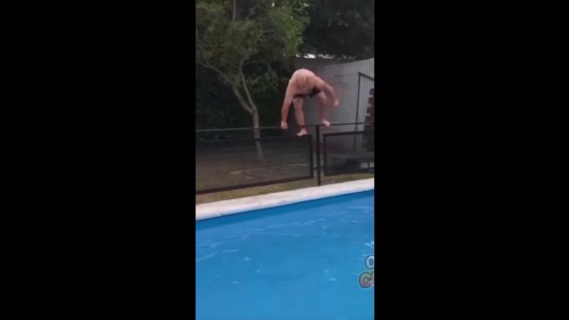 Facet prawie umiera rozbijając twarz o beton i wpadając do basenu, a kobieta w tle się śmieje