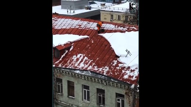 Moskwa: odśnieżanie dachu w rosyjskim stylu
