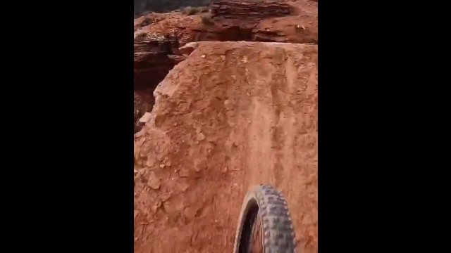 Rowerzysta chciał przeskoczyć nad kanionem. Nie nabrał odpowiedniej prędkości i runął na ziemię
