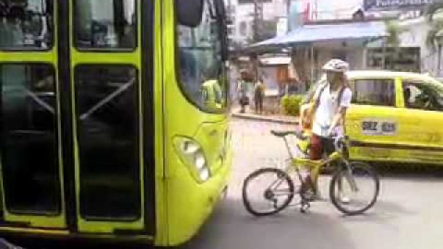 Rowerzysta wkurza niewłaściwego kierowcę autobusu.