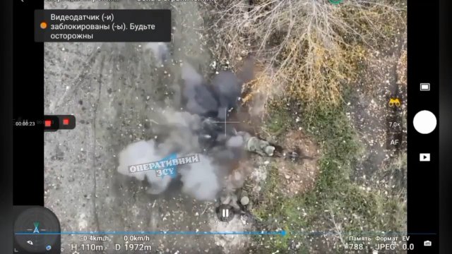 Ukraiński dron zrzucił granat na rosyjskich żołnierzy.