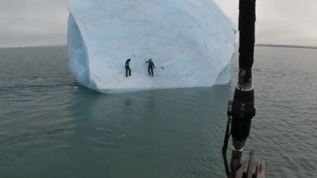 Dwoje śmiałków wspina się na górę lodową