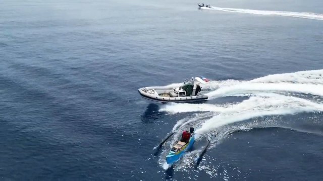 Odważny filipiński rybak wykiwał chińską straż przybrzeżną na wodach Filipin [WIDEO]