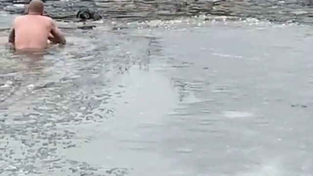 Mężczyzna ratuje psa z lodowatej wody