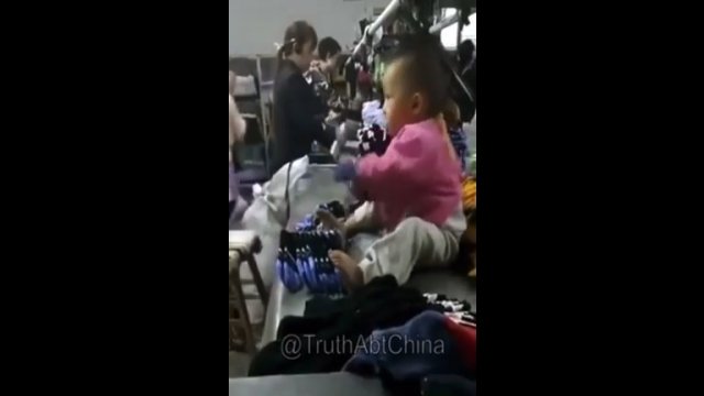 Kierownik zmiany przy pracy w chińskiej fabryce skarpetek [WIDEO]